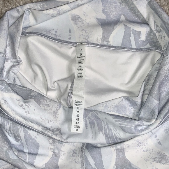 Like New - Lululemon- White Floral- Size 10 Wunder Unders - Picture 10 of 13
